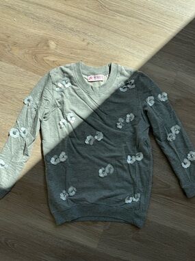 Women's Gray Crewneck Sweater with Floral Appliqués